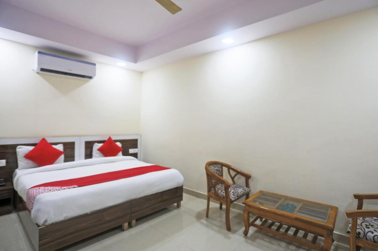 Hotel Rampal Palace Нью-Дели Экстерьер фото